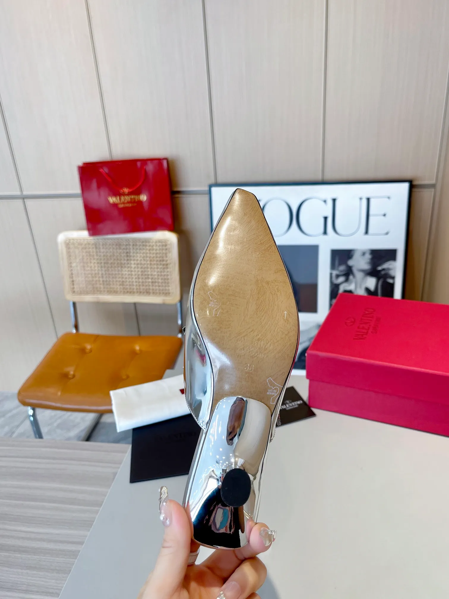 👟👟Ex-factory price 400👟👟 Genuine leather bottom +40 Top version 𝑉𝐴𝐿𝐸𝑁𝑇𝐼𝑁𝑂 Valentino 2024 spring and summer new women's back empty 6 colors new product The unique [classic] small rivet hardware accessories bring out a full sense of high-end, and the new season will live up to expectations! Worth buying ★Imported cow patent leather/Absolutely high-grade ❥Original method, absolutely sensual ❥Elegant style, creating a different feeling, simple and elegant style!  Code number: 35-41 (34-42 customized) Fabric: Imported cow patent leather Lining: Sheepskin lining Heel height: 5cm Leather outsole Rubber outsole